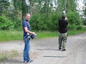 VUL/Torbjörn, SA6AUN/Daniel som skjuter upp antennen som ligger på marken.